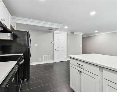 2942 W Bay Drive - Photo Thumbnail 18
