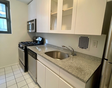 East 49 Street - Photo Thumbnail 6