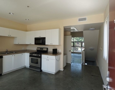 922 W 23rd Street - Photo Thumbnail 4