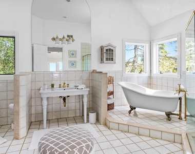 390 Old Montauk Highway - Photo Thumbnail 28