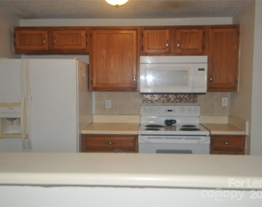 1600 H Arlyn Circle - Photo Thumbnail 3