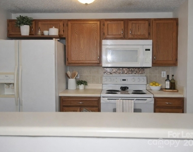 1600 H Arlyn Circle - Photo Thumbnail 12