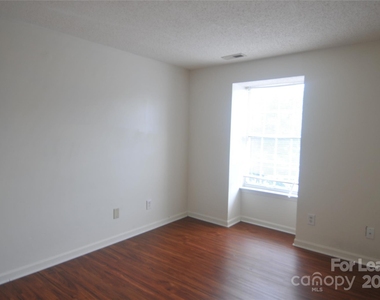 1600 H Arlyn Circle - Photo Thumbnail 6