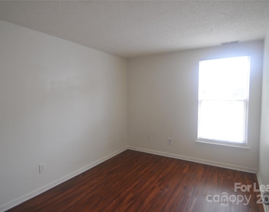 1600 H Arlyn Circle - Photo Thumbnail 5