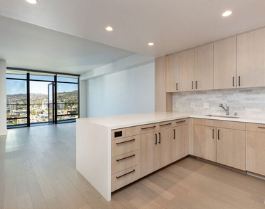 1755 Argyle Avenue - Photo Thumbnail 8