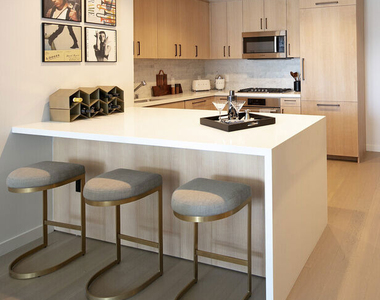 1755 Argyle Avenue - Photo Thumbnail 10