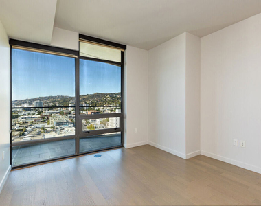 1755 Argyle Avenue - Photo Thumbnail 7
