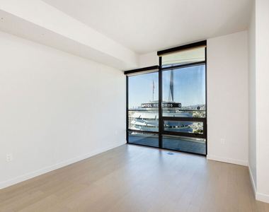 1755 Argyle Avenue - Photo Thumbnail 5