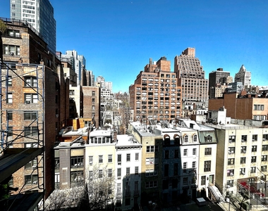 East 49 Street - Photo Thumbnail 4