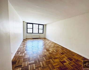 East 49 Street - Photo Thumbnail 0