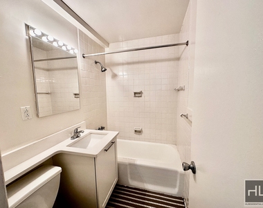 East 49 Street - Photo Thumbnail 3