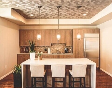 300 W 9th Street - Photo Thumbnail 2