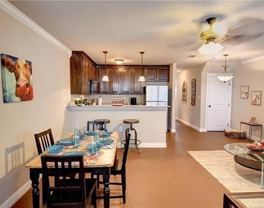 701 S Lillian Street - Photo Thumbnail 6