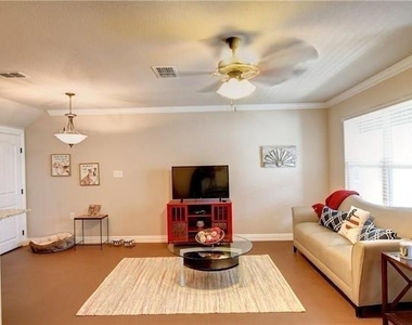 701 S Lillian Street - Photo Thumbnail 2