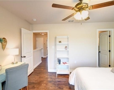 701 S Lillian Street - Photo Thumbnail 18