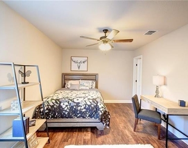 701 S Lillian Street - Photo Thumbnail 13