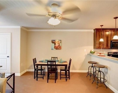 701 S Lillian Street - Photo Thumbnail 5