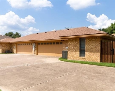 5201 Ledgestone Drive - Photo Thumbnail 8