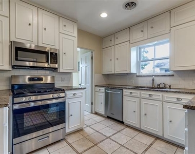 4543 Fairway Avenue - Photo Thumbnail 3