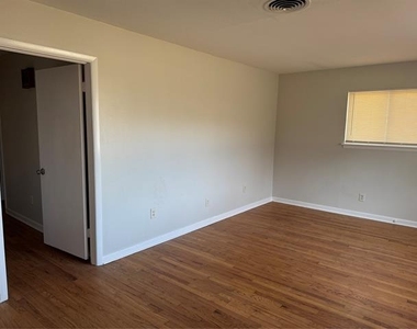 3512 Park Ridge Boulevard - Photo Thumbnail 1