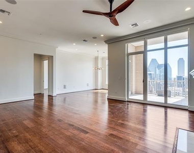 2555 N Pearl Street - Photo Thumbnail 5