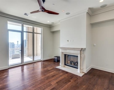 2555 N Pearl Street - Photo Thumbnail 6