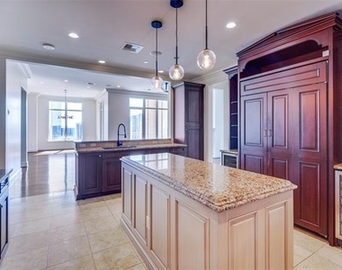 2555 N Pearl Street - Photo Thumbnail 11