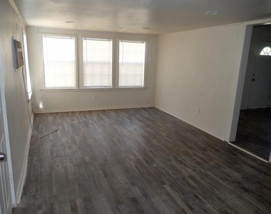2710 Mount View Drive - Photo Thumbnail 3