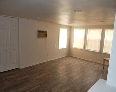 2710 Mount View Drive - Photo Thumbnail 2