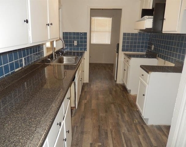 2710 Mount View Drive - Photo Thumbnail 5