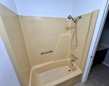 2703 4th Street - Photo Thumbnail 4