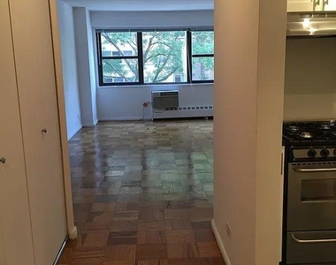 E 46th St - Photo Thumbnail 4
