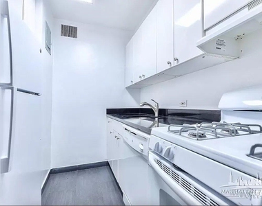 330 East 46th Street - Photo Thumbnail 3