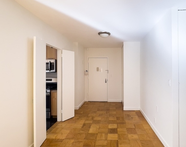 West 87th Street - Photo Thumbnail 2