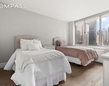 236 E 47th Street - Photo Thumbnail 1