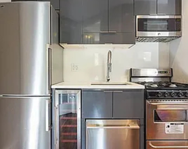 1590 Lexington Avenue - Photo Thumbnail 1