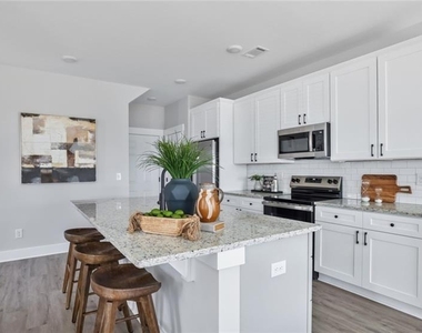 102 Fairlie Parkway - Photo Thumbnail 2