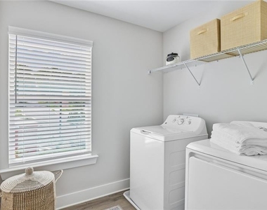 102 Fairlie Parkway - Photo Thumbnail 8