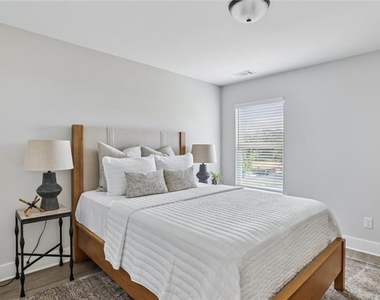 102 Fairlie Parkway - Photo Thumbnail 12