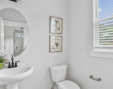 102 Fairlie Parkway - Photo Thumbnail 4