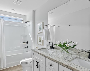 102 Fairlie Parkway - Photo Thumbnail 9