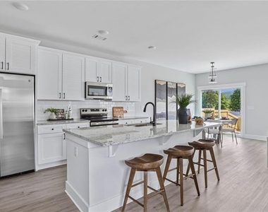 102 Fairlie Parkway - Photo Thumbnail 1