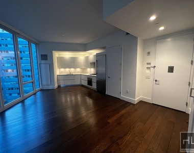 East 44th Street - Photo Thumbnail 8