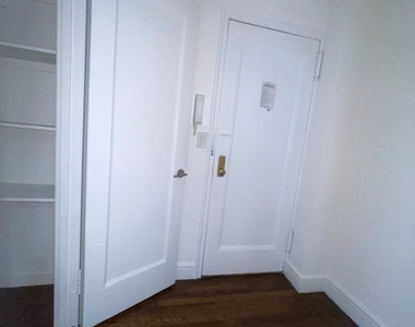East 46th Street & lexington - Photo Thumbnail 3