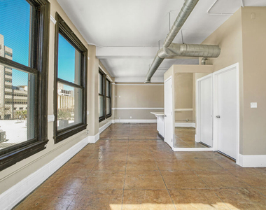 108 W 2nd Street - Photo Thumbnail 8