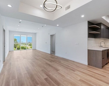 1444 Rexford Drive - Photo Thumbnail 7