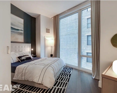East 44th Street - Photo Thumbnail 2