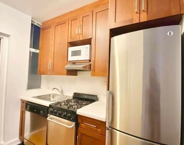 East 81 Street - Photo Thumbnail 2