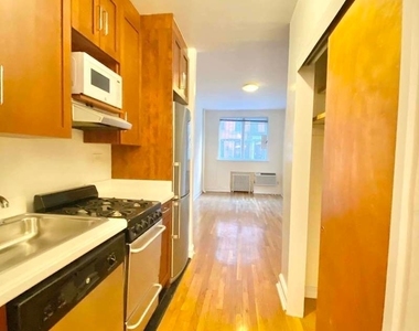 East 81 Street - Photo Thumbnail 1