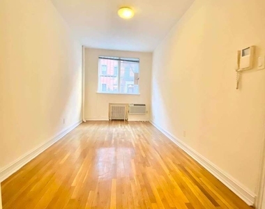 East 81 Street - Photo Thumbnail 4